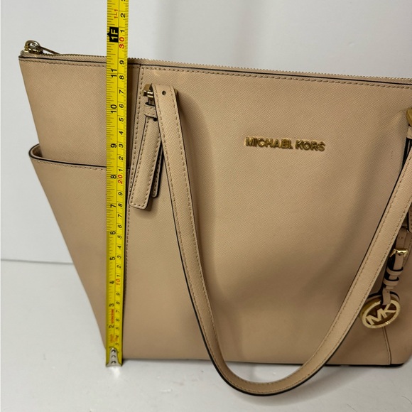 Michael Kors Jet Set Travel Large Tote Oyster Beige Saffiano Leather Top Zip Bag - Picture 11 of 15